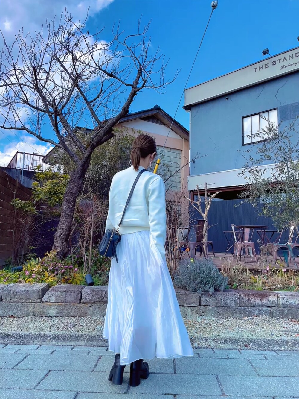 「春コーデ、フレアスカート、30代コーデ、ホワイト、ZARA、カーディガン」｜「ZARAのアイテム（カーディガン/ボレロ、ブルー系）」を使った、mi_toさん（レディース・167cm）の春コーディネートの3枚目の写真