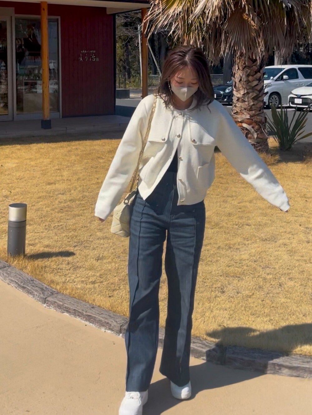 ブルー系のカーディガン/ボレロ、ブルー系のデニムパンツ、ホワイト系のスニーカーを着用したレディースの春コーディネートの3枚目の写真