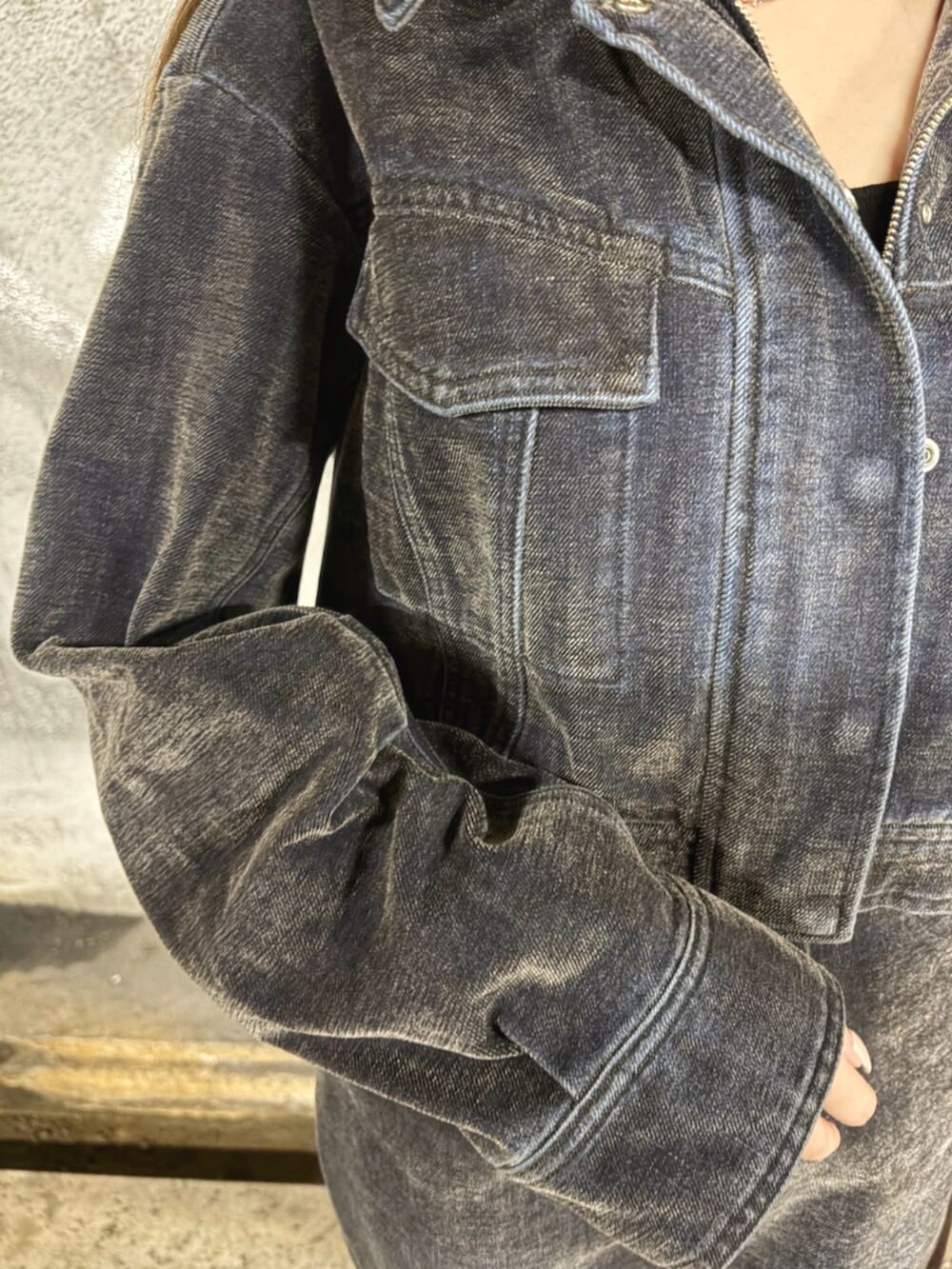 ブルー系のデニムパンツ、ブルー系のデニムジャケットを着用したレディースの秋コーディネートの5枚目の写真
