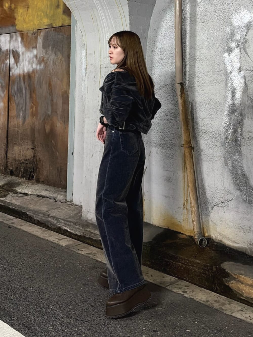 ブルー系のデニムパンツ、ブルー系のデニムジャケットを着用したレディースの秋コーディネートの2枚目の写真