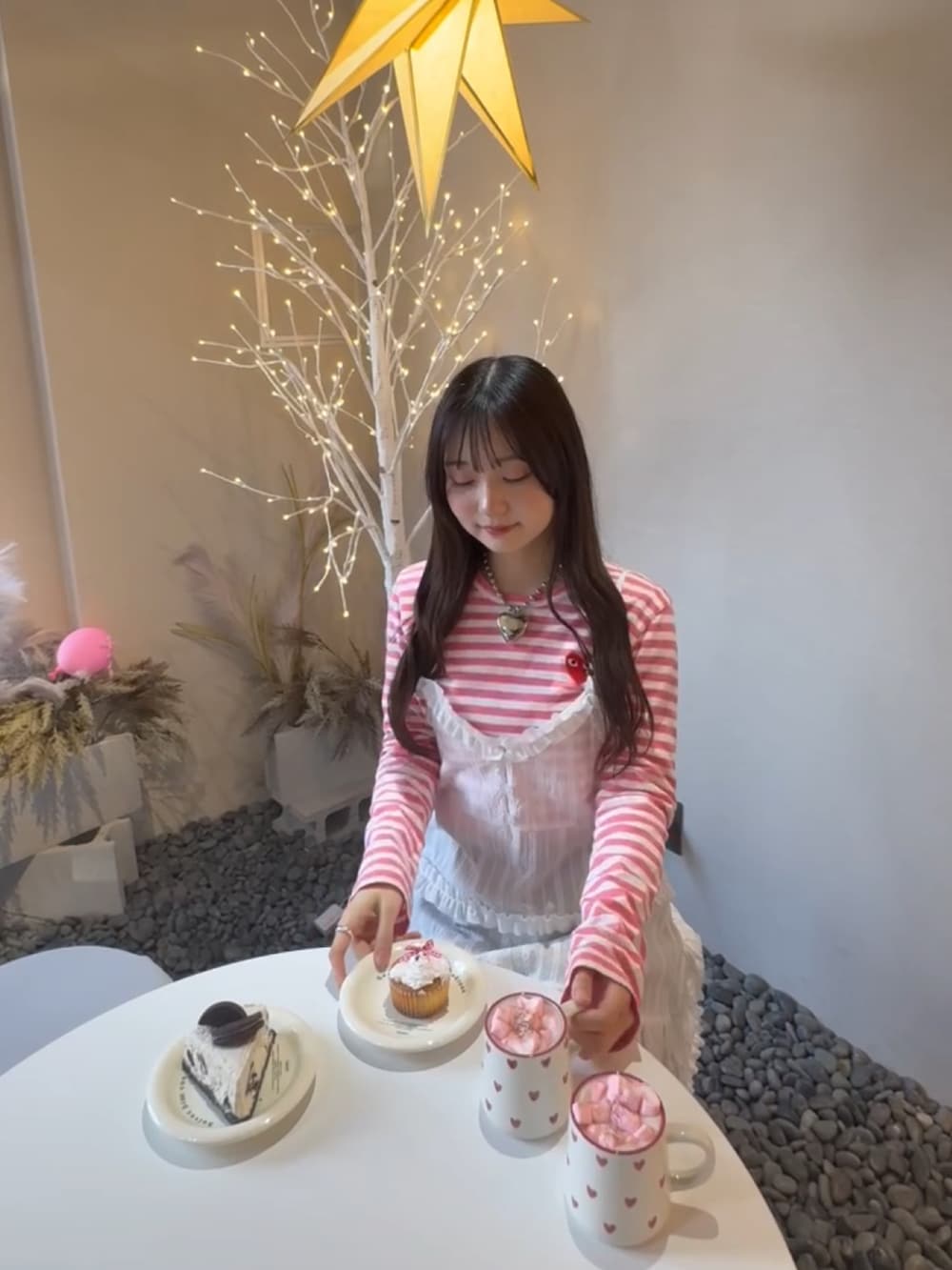 ピンク系のTシャツ/カットソーを着用したレディースの冬コーディネートの2枚目の写真