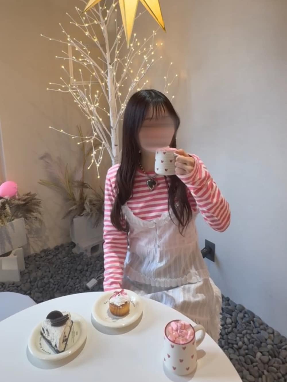 ピンク系のTシャツ/カットソーを着用したレディースの冬コーディネートの3枚目の写真