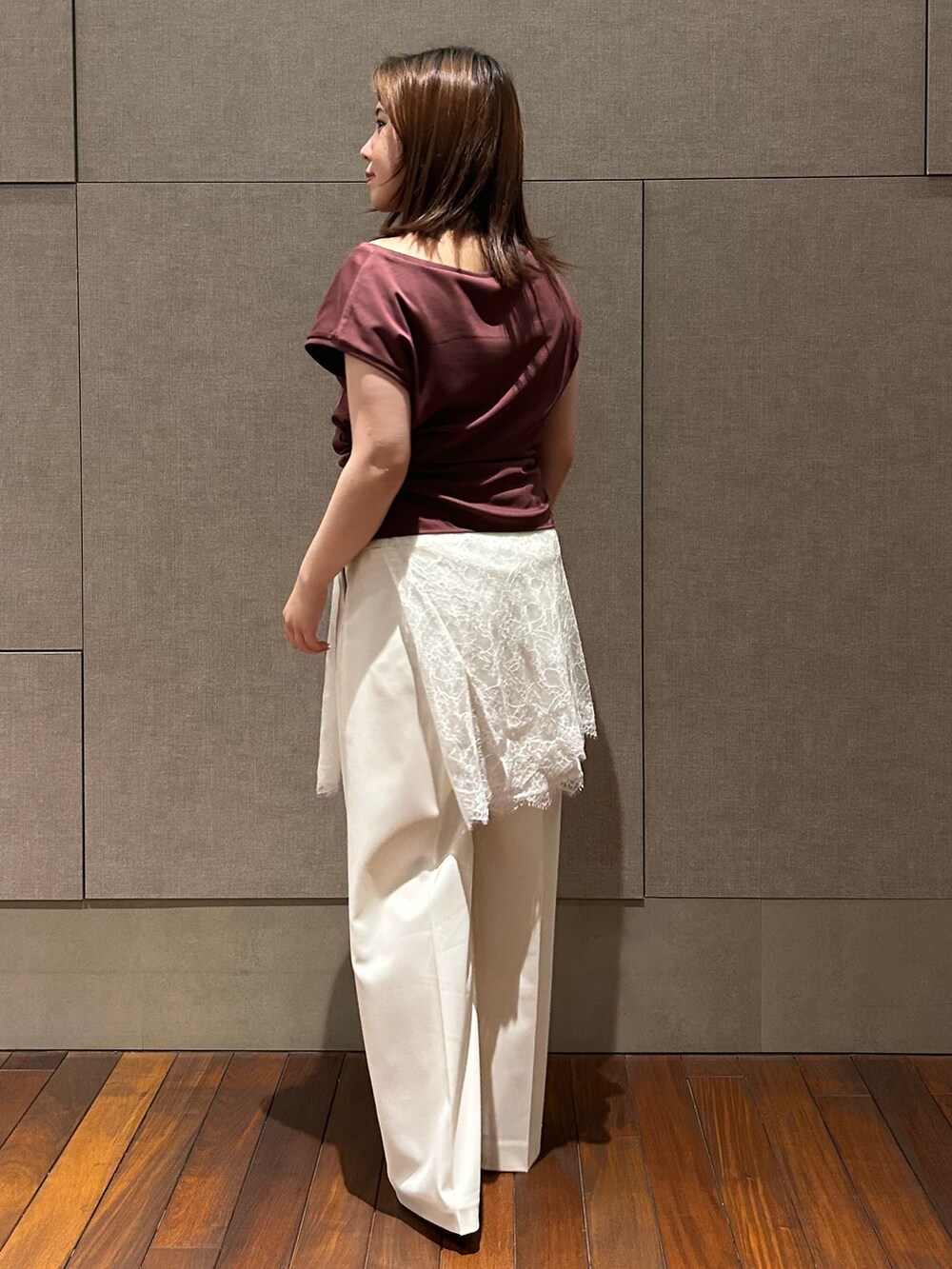 ホワイト系のスラックス、ホワイト系のシャツ/ブラウス、レッド系のTシャツ/カットソーを着用したレディースの春コーディネートの3枚目の写真