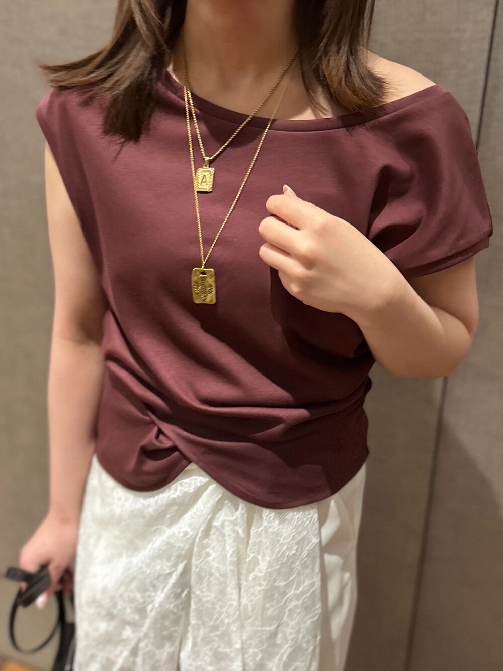 ホワイト系のスラックス、ホワイト系のシャツ/ブラウス、レッド系のTシャツ/カットソーを着用したレディースの春コーディネートの5枚目の写真