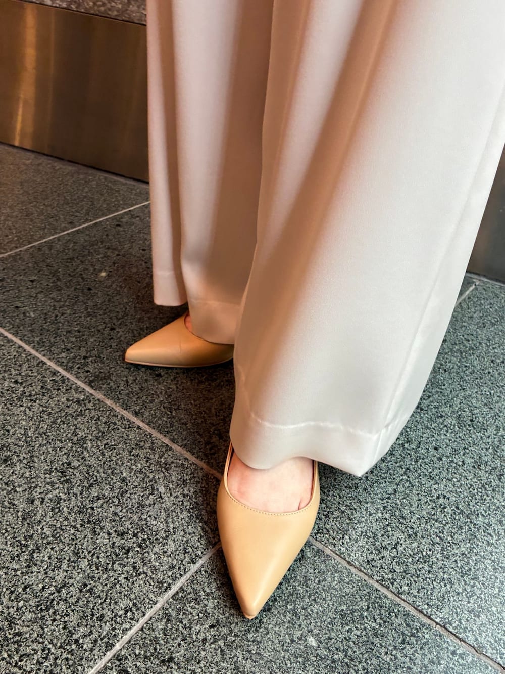 ホワイト系のスラックス、ホワイト系のシャツ/ブラウス、ピンク系のニット/セーターを着用したレディースの夏コーディネートの9枚目の写真