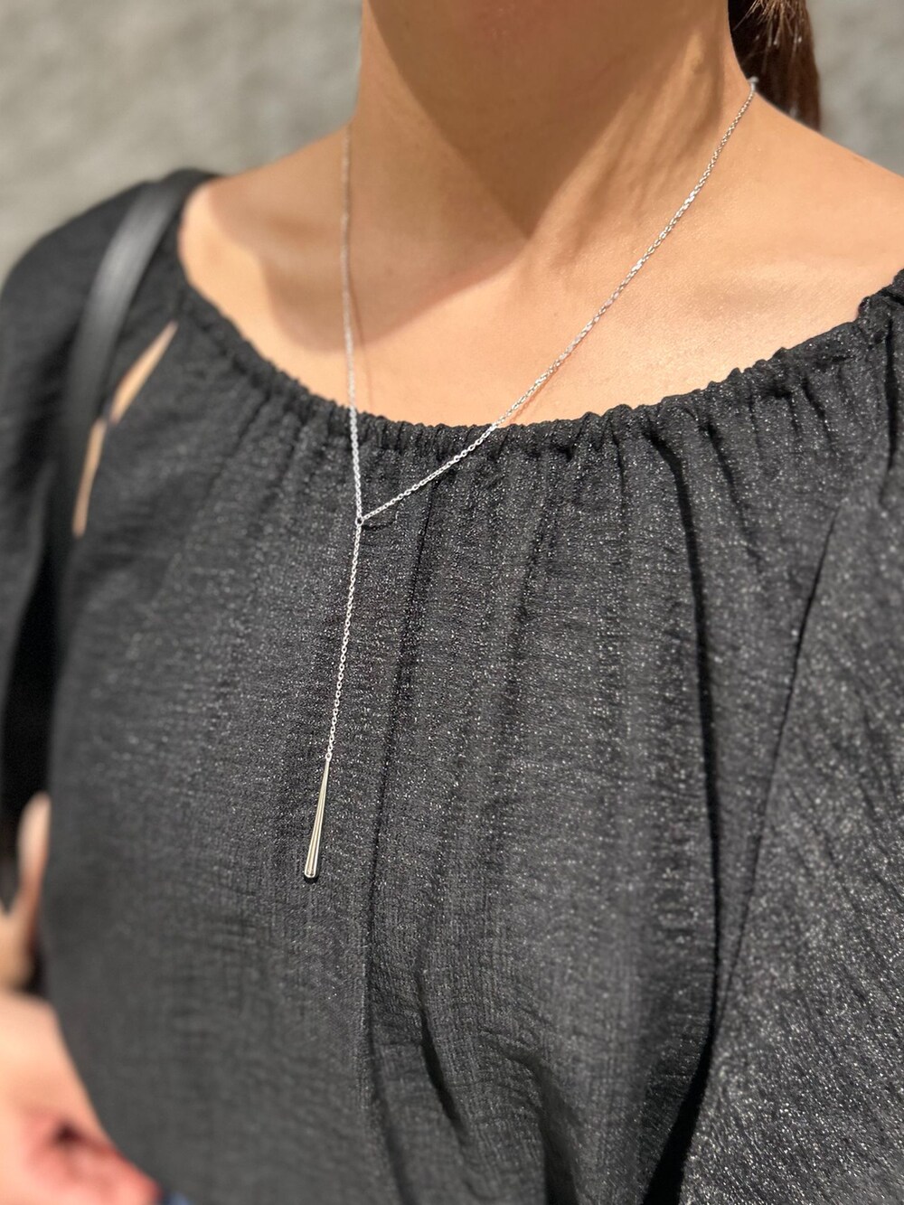 ブラック系のシャツ/ブラウス、ブルー系のスカート、ブラック系のショルダーバッグを着用したレディースの夏コーディネートの10枚目の写真