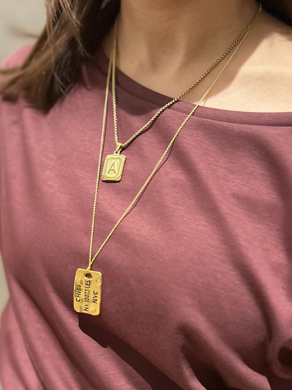 ホワイト系のスラックス、ホワイト系のシャツ/ブラウス、レッド系のTシャツ/カットソーを着用したレディースの春コーディネートの8枚目の写真