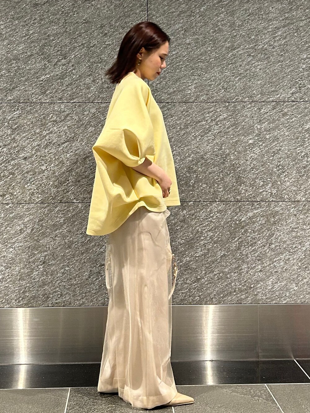 ベージュ系のスラックス、ベージュ系のスラックス、イエロー系のTシャツ/カットソーを着用したレディースの冬コーディネートの5枚目の写真
