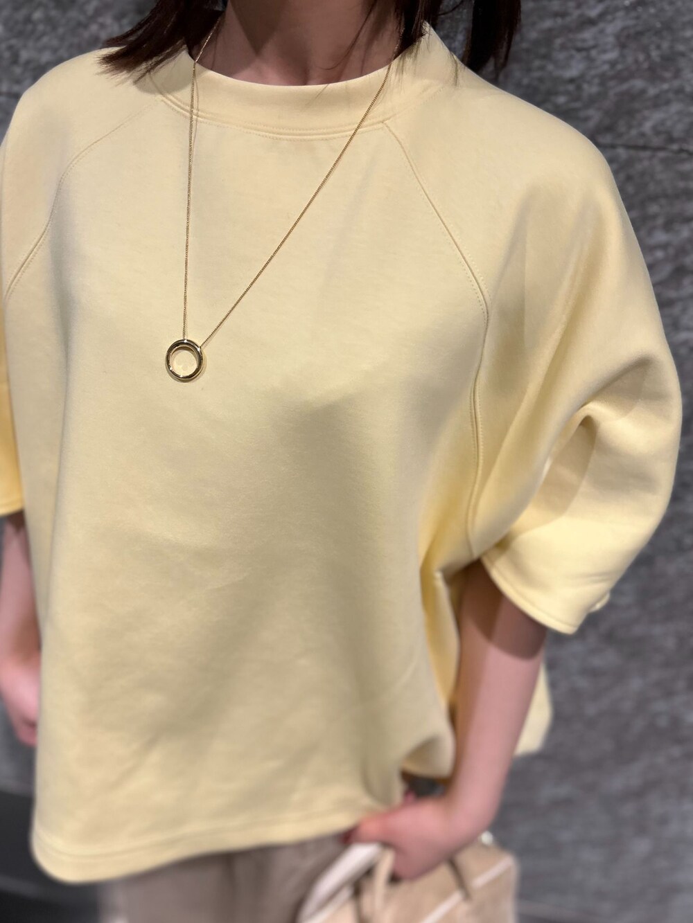 ベージュ系のスラックス、ベージュ系のスラックス、イエロー系のTシャツ/カットソーを着用したレディースの冬コーディネートの6枚目の写真