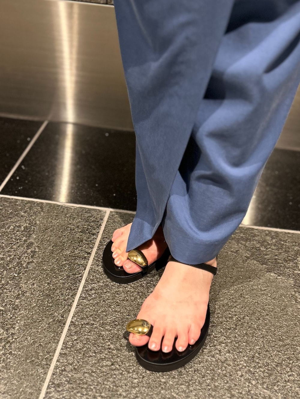ブラック系のシャツ/ブラウス、ブルー系のスカート、ブラック系のショルダーバッグを着用したレディースの夏コーディネートの9枚目の写真