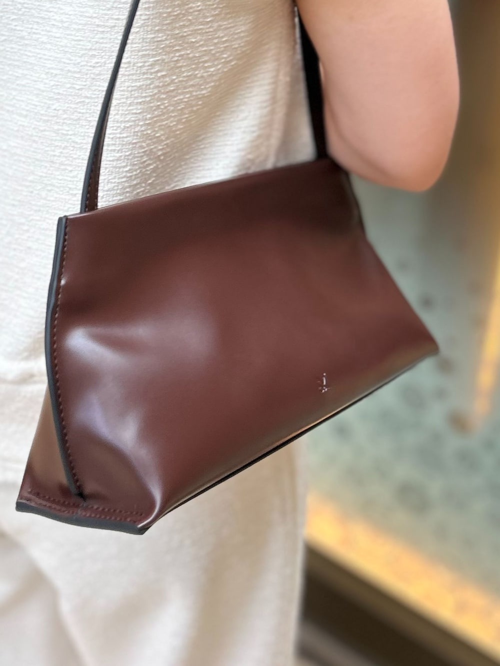 ホワイト系のその他パンツ、ホワイト系のシャツ/ブラウス、ブラウン系のショルダーバッグを着用したレディースの夏コーディネートの9枚目の写真