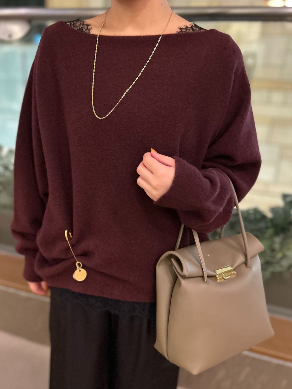 ブラウン系のカーゴパンツ、ブラウン系のシャツ/ブラウス、レッド系のニット/セーターを着用したレディースの秋コーディネートの5枚目の写真
