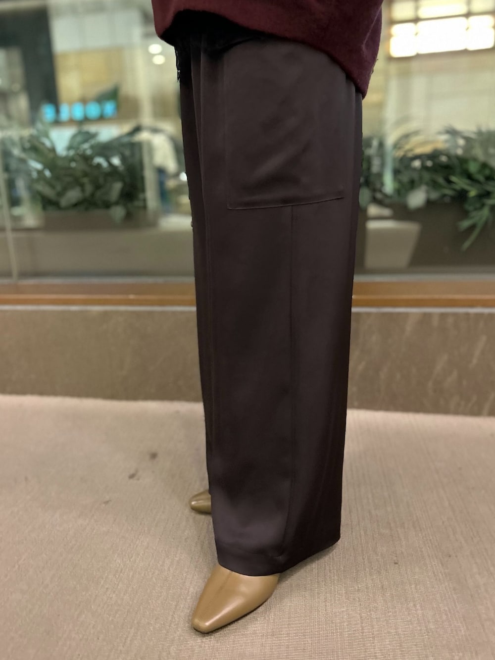 ブラウン系のカーゴパンツ、ブラウン系のシャツ/ブラウス、レッド系のニット/セーターを着用したレディースの秋コーディネートの10枚目の写真