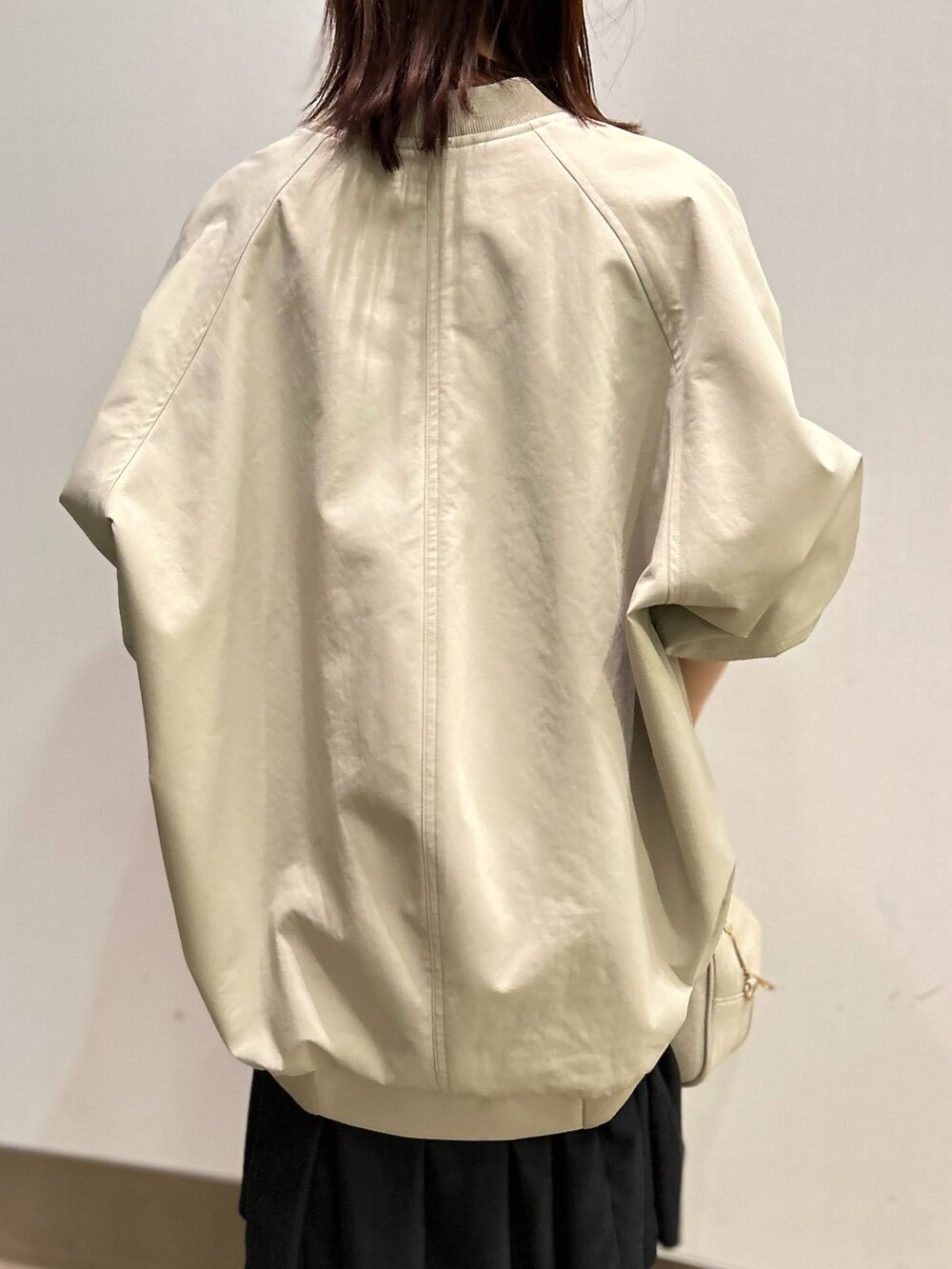 グリーン系のMA-1、ベージュ系のその他パンツ、ブラック系のワンピースを着用したレディースの冬コーディネートの9枚目の写真