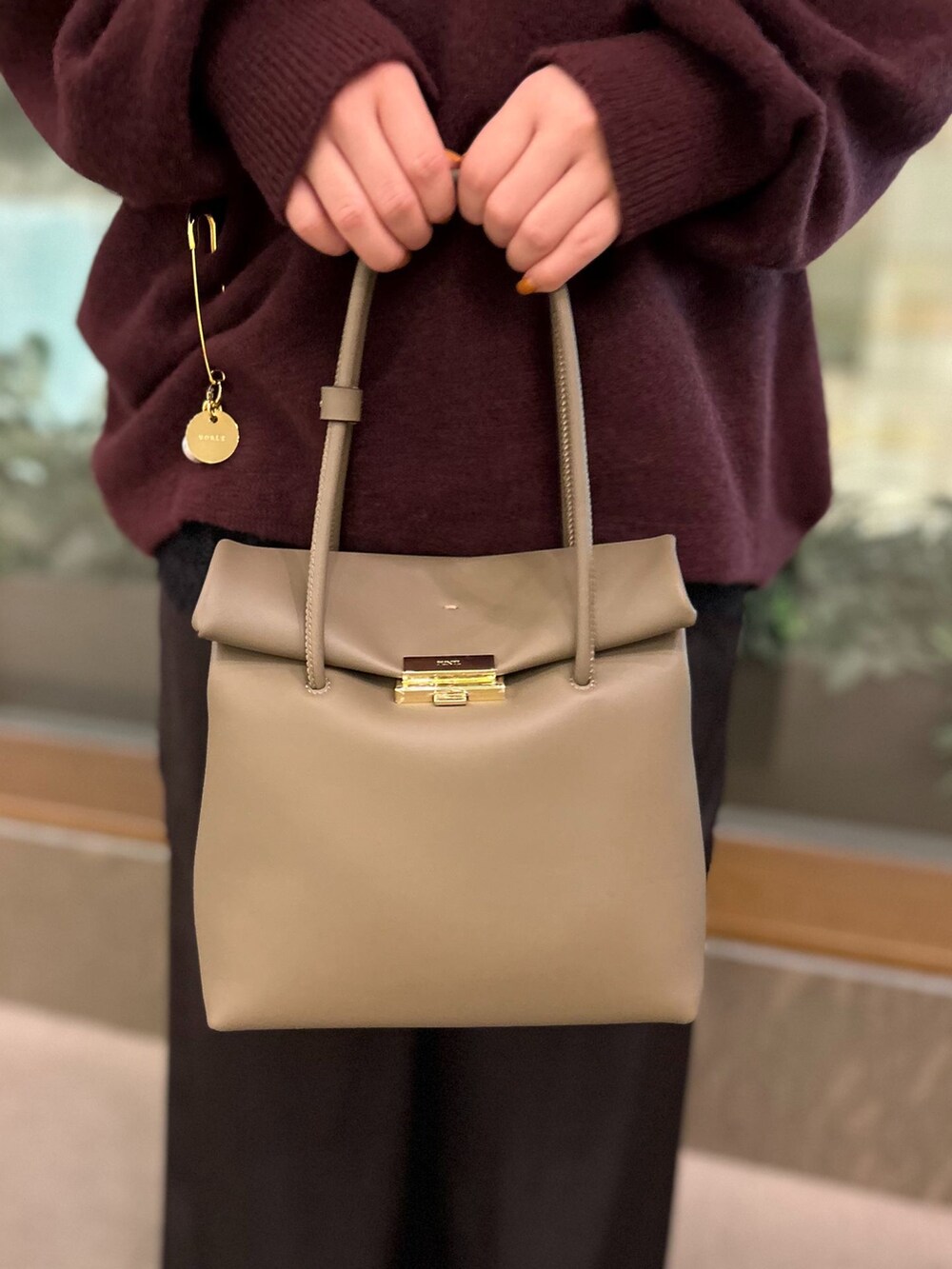 ブラウン系のカーゴパンツ、ブラウン系のシャツ/ブラウス、レッド系のニット/セーターを着用したレディースの秋コーディネートの8枚目の写真