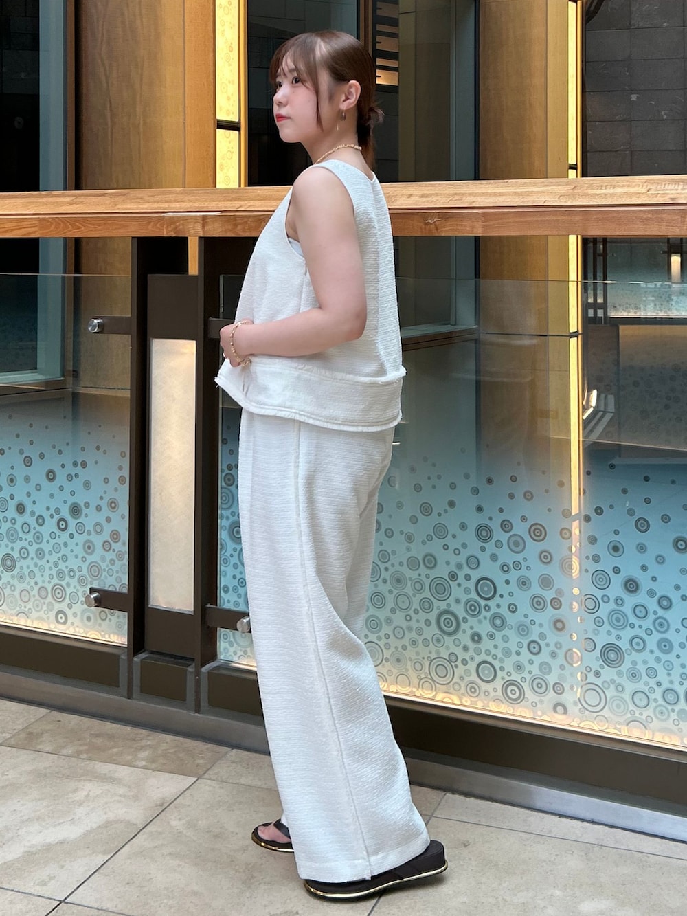 ホワイト系のその他パンツ、ホワイト系のシャツ/ブラウス、ブラウン系のショルダーバッグを着用したレディースの夏コーディネートの2枚目の写真