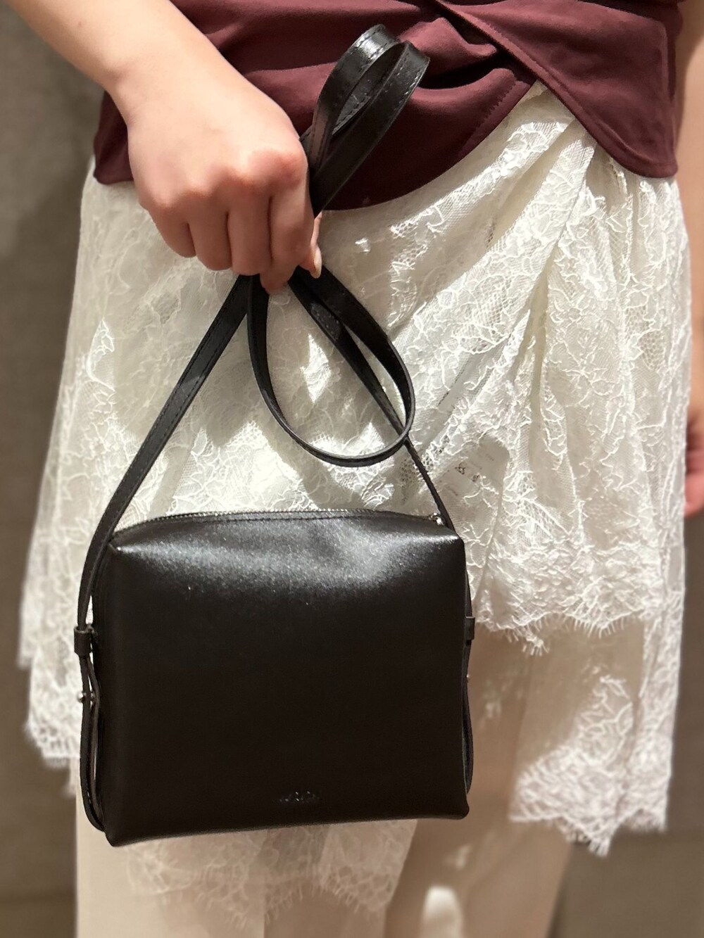 ホワイト系のスラックス、ホワイト系のシャツ/ブラウス、レッド系のTシャツ/カットソーを着用したレディースの春コーディネートの7枚目の写真