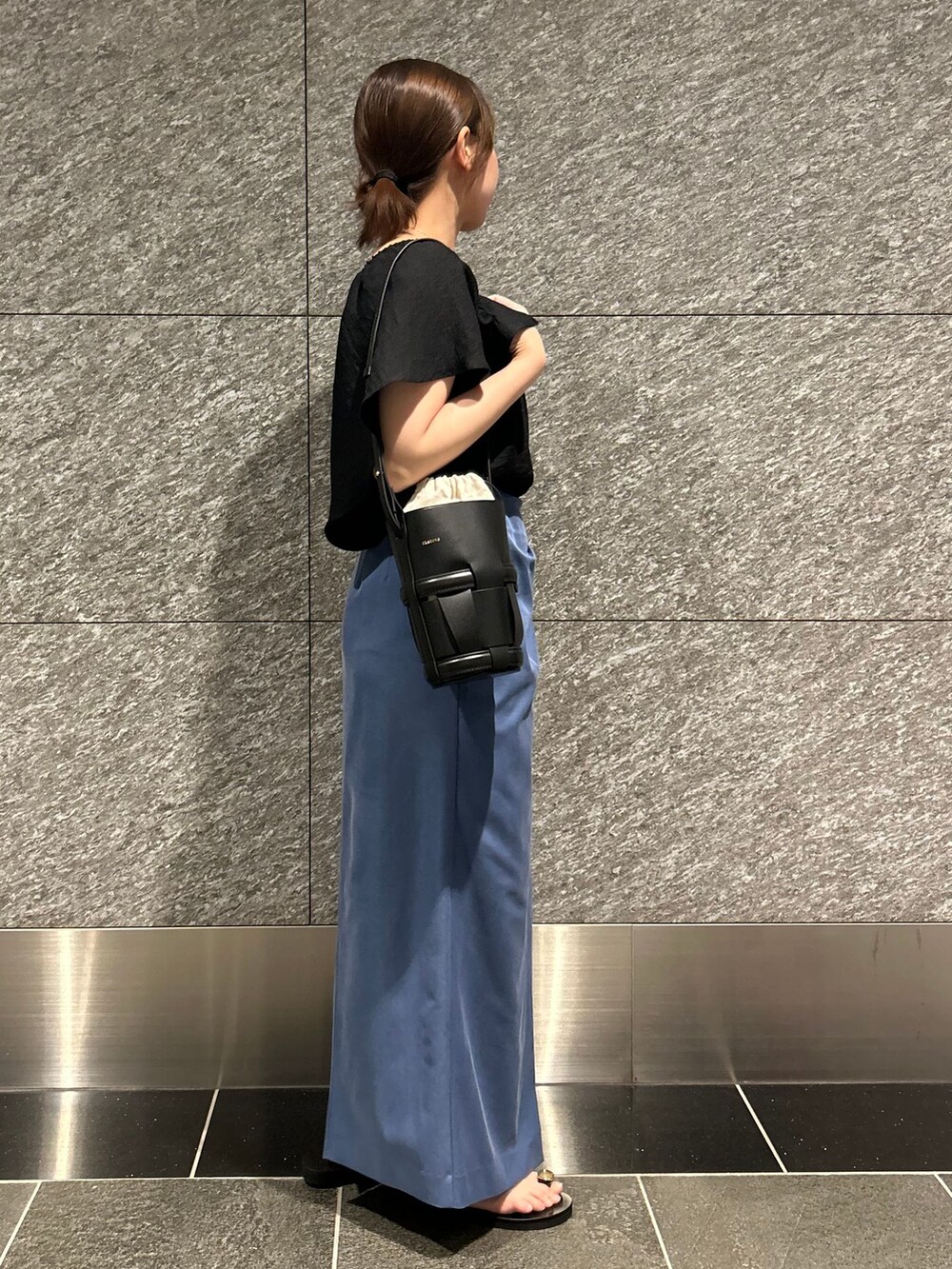 ブラック系のシャツ/ブラウス、ブルー系のスカート、ブラック系のショルダーバッグを着用したレディースの夏コーディネートの4枚目の写真