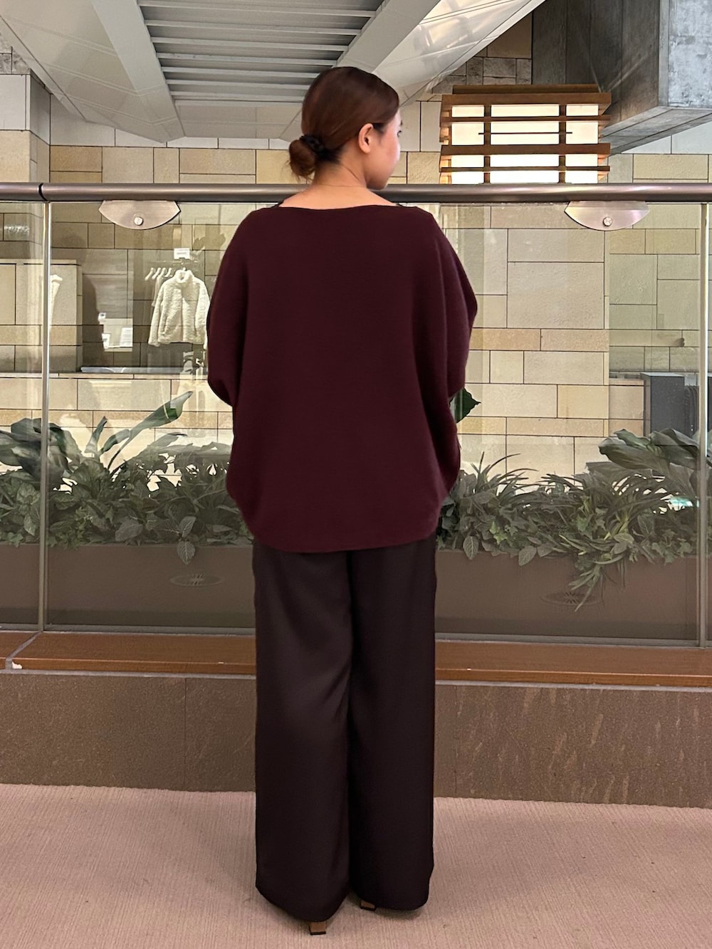 ブラウン系のカーゴパンツ、ブラウン系のシャツ/ブラウス、レッド系のニット/セーターを着用したレディースの秋コーディネートの3枚目の写真
