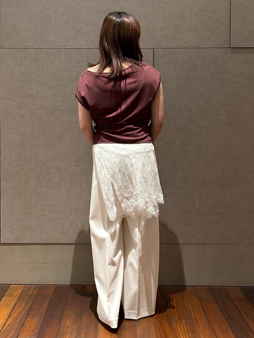 ホワイト系のスラックス、ホワイト系のシャツ/ブラウス、レッド系のTシャツ/カットソーを着用したレディースの春コーディネートの2枚目の写真
