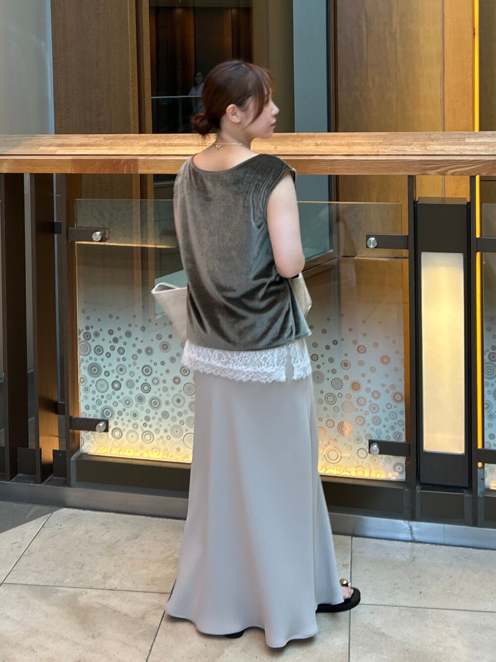 ホワイト系のキャミソール、ベージュ系のスカート、グリーン系のTシャツ/カットソーを着用したレディースの夏コーディネートの2枚目の写真