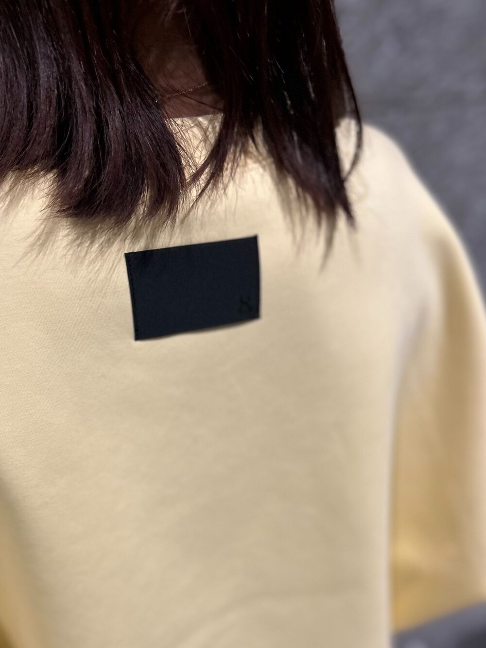 ベージュ系のスラックス、ベージュ系のスラックス、イエロー系のTシャツ/カットソーを着用したレディースの冬コーディネートの7枚目の写真