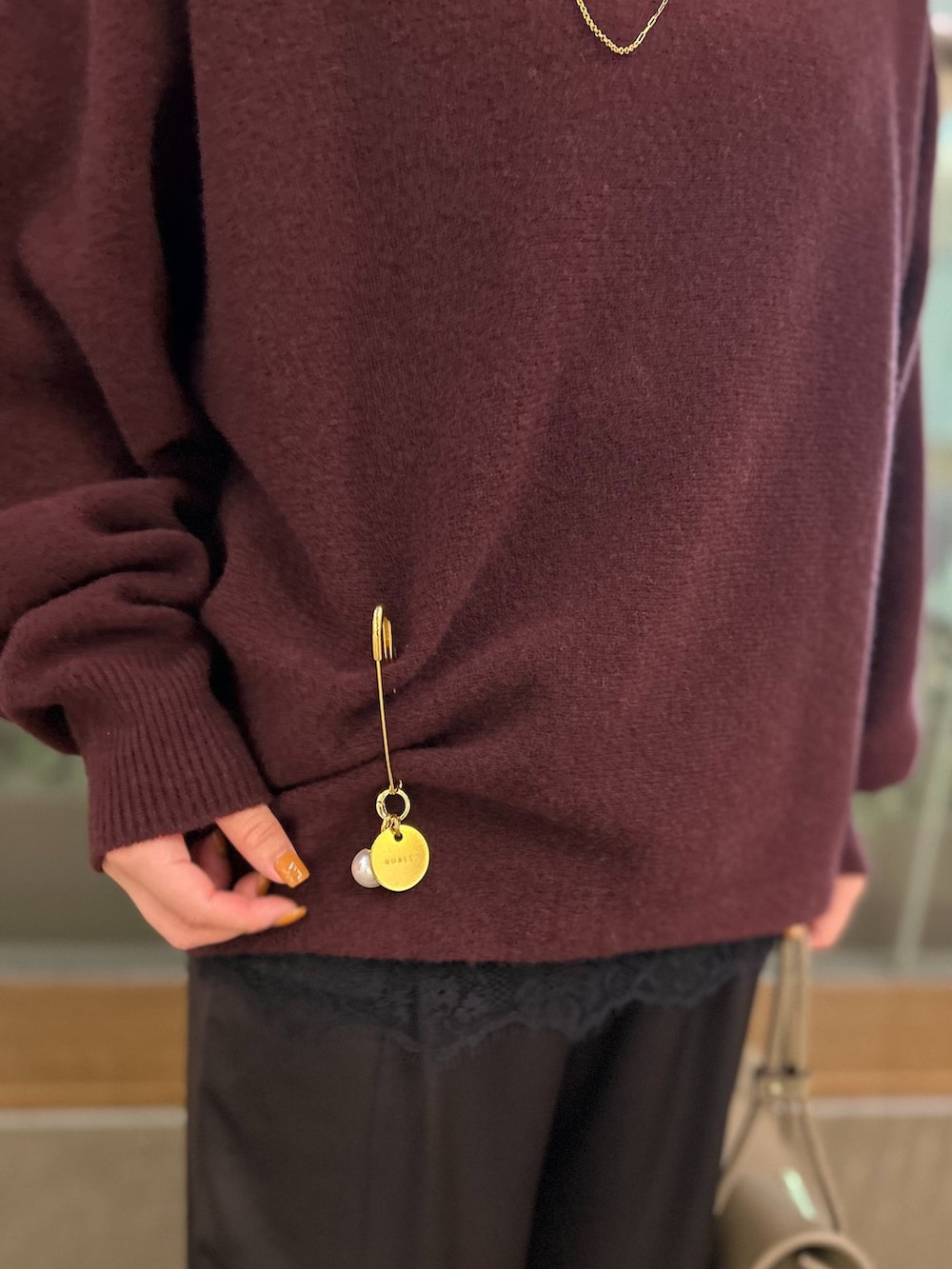 ブラウン系のカーゴパンツ、ブラウン系のシャツ/ブラウス、レッド系のニット/セーターを着用したレディースの秋コーディネートの6枚目の写真