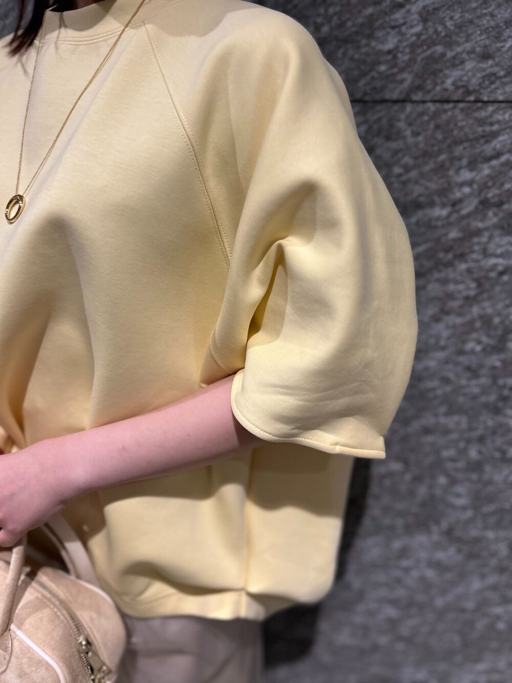 ベージュ系のスラックス、ベージュ系のスラックス、イエロー系のTシャツ/カットソーを着用したレディースの冬コーディネートの8枚目の写真
