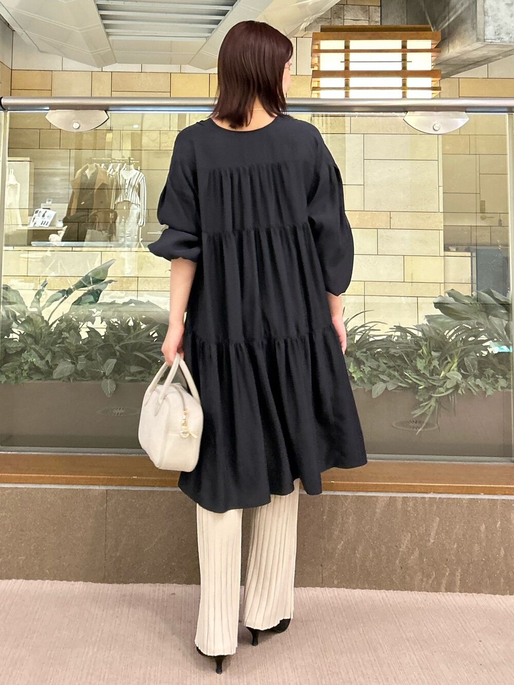 グリーン系のMA-1、ベージュ系のその他パンツ、ブラック系のワンピースを着用したレディースの冬コーディネートの6枚目の写真