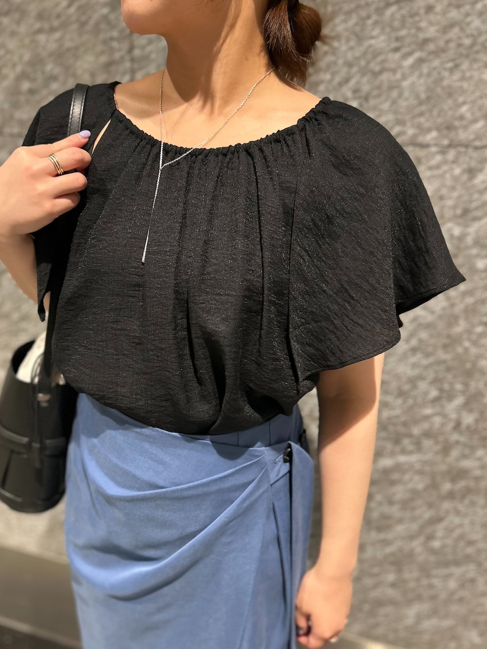 ブラック系のシャツ/ブラウス、ブルー系のスカート、ブラック系のショルダーバッグを着用したレディースの夏コーディネートの5枚目の写真