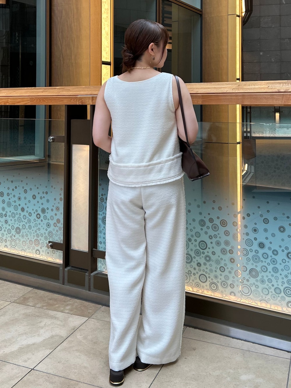 ホワイト系のその他パンツ、ホワイト系のシャツ/ブラウス、ブラウン系のショルダーバッグを着用したレディースの夏コーディネートの3枚目の写真