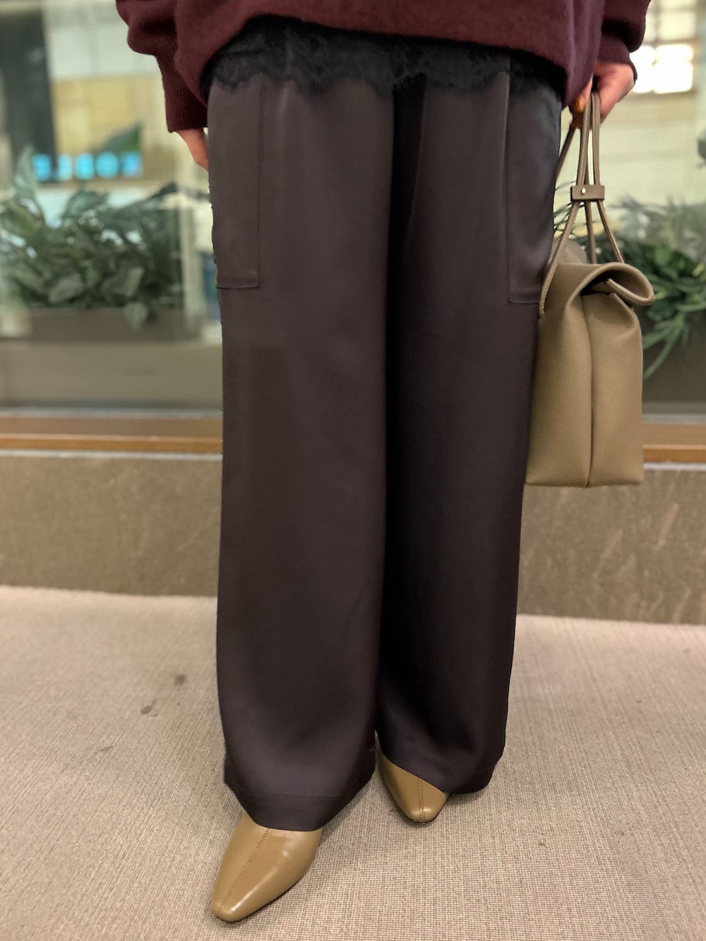 ブラウン系のカーゴパンツ、ブラウン系のシャツ/ブラウス、レッド系のニット/セーターを着用したレディースの秋コーディネートの9枚目の写真