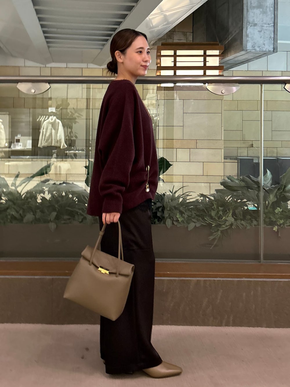 ブラウン系のカーゴパンツ、ブラウン系のシャツ/ブラウス、レッド系のニット/セーターを着用したレディースの秋コーディネートの4枚目の写真