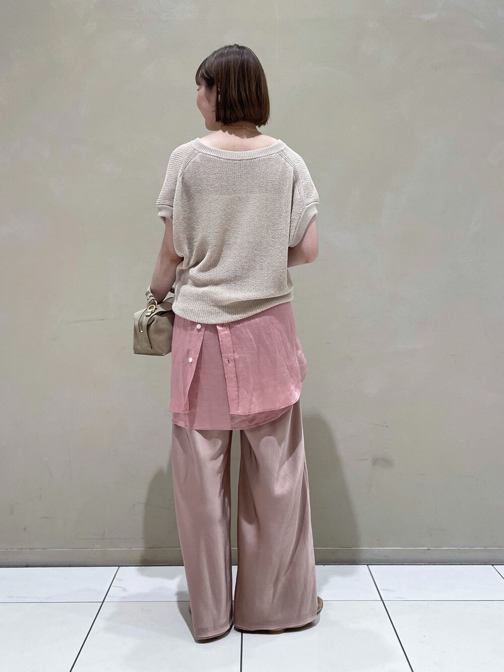 ピンク系のその他パンツ、ピンク系のシャツ/ブラウス、ベージュ系のベストを着用したレディースの夏コーディネートの3枚目の写真