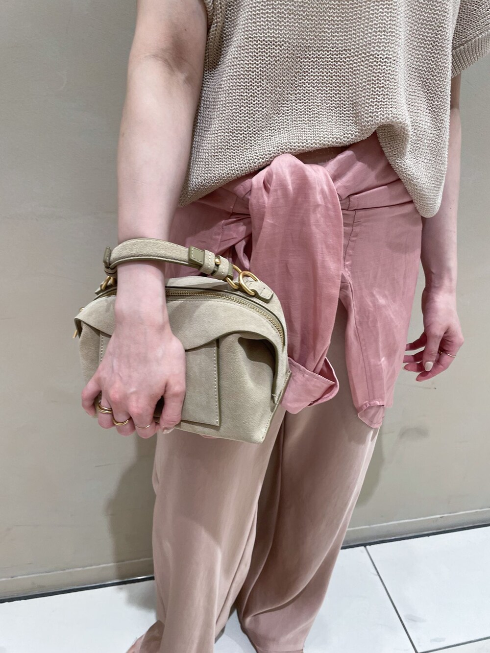 ピンク系のその他パンツ、ピンク系のシャツ/ブラウス、ベージュ系のベストを着用したレディースの夏コーディネートの5枚目の写真