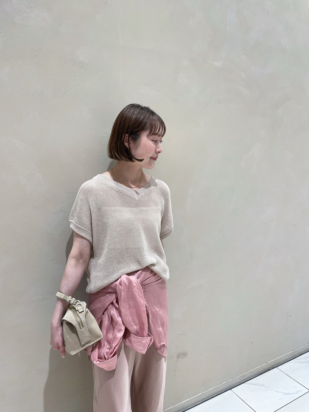 ピンク系のその他パンツ、ピンク系のシャツ/ブラウス、ベージュ系のベストを着用したレディースの夏コーディネートの4枚目の写真