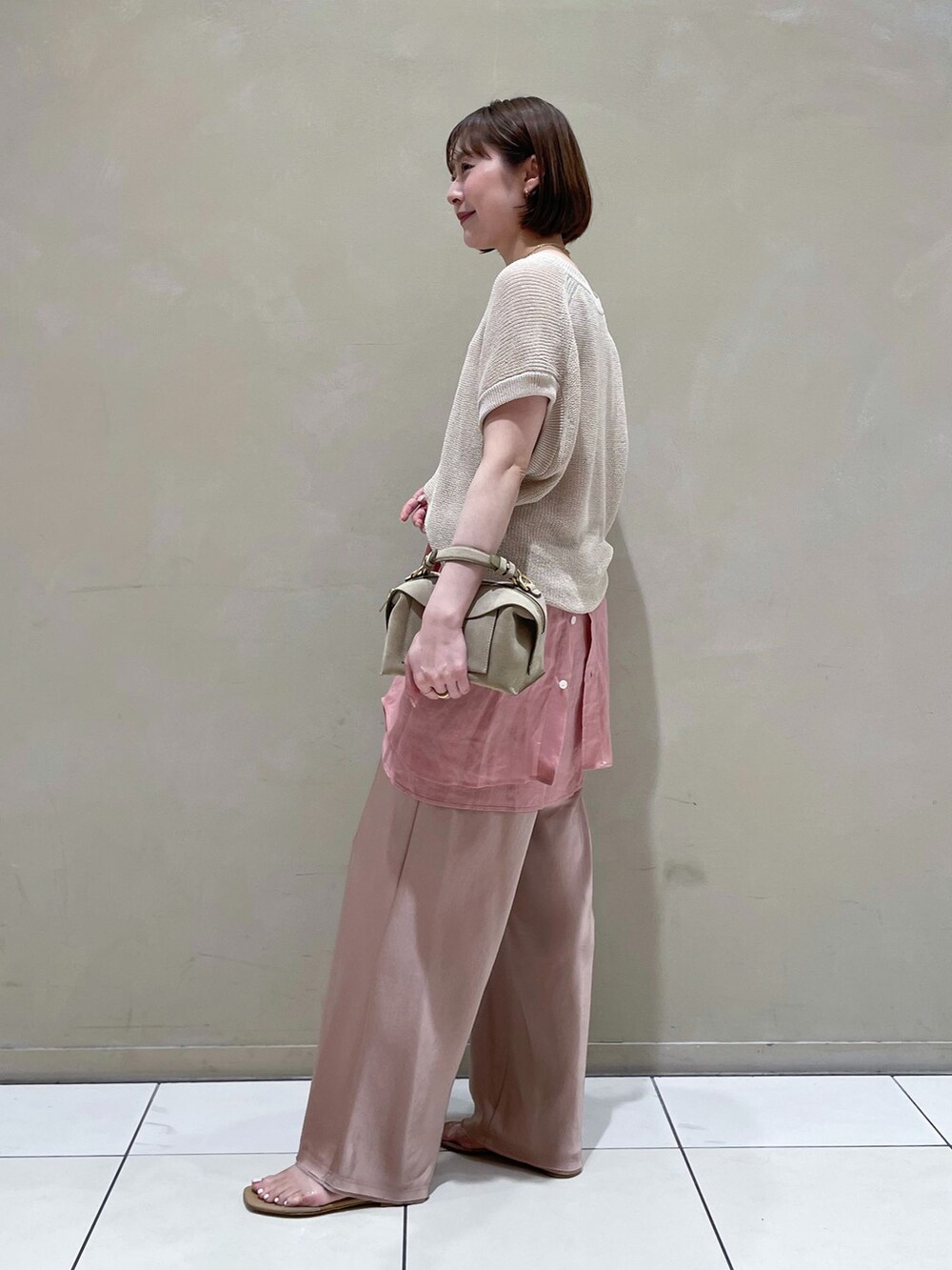 ピンク系のその他パンツ、ピンク系のシャツ/ブラウス、ベージュ系のベストを着用したレディースの夏コーディネートの2枚目の写真