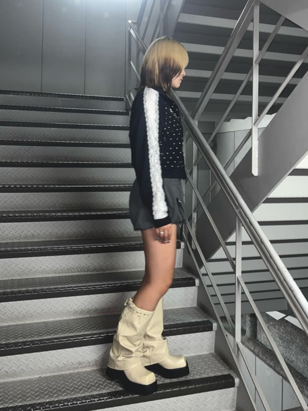 ブラック系のTシャツ/カットソー、グレー系のその他パンツ、ホワイト系のTシャツ/カットソーを着用したレディースの夏コーディネートの4枚目の写真
