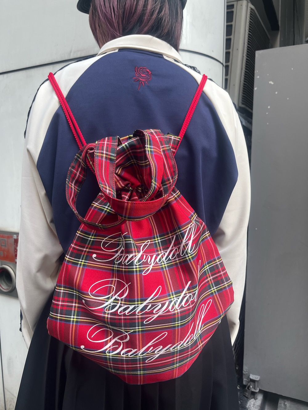 ブラック系のスカート、ブルー系のジャージ、ホワイト系のキャミソールを着用したレディースの春コーディネートの10枚目の写真