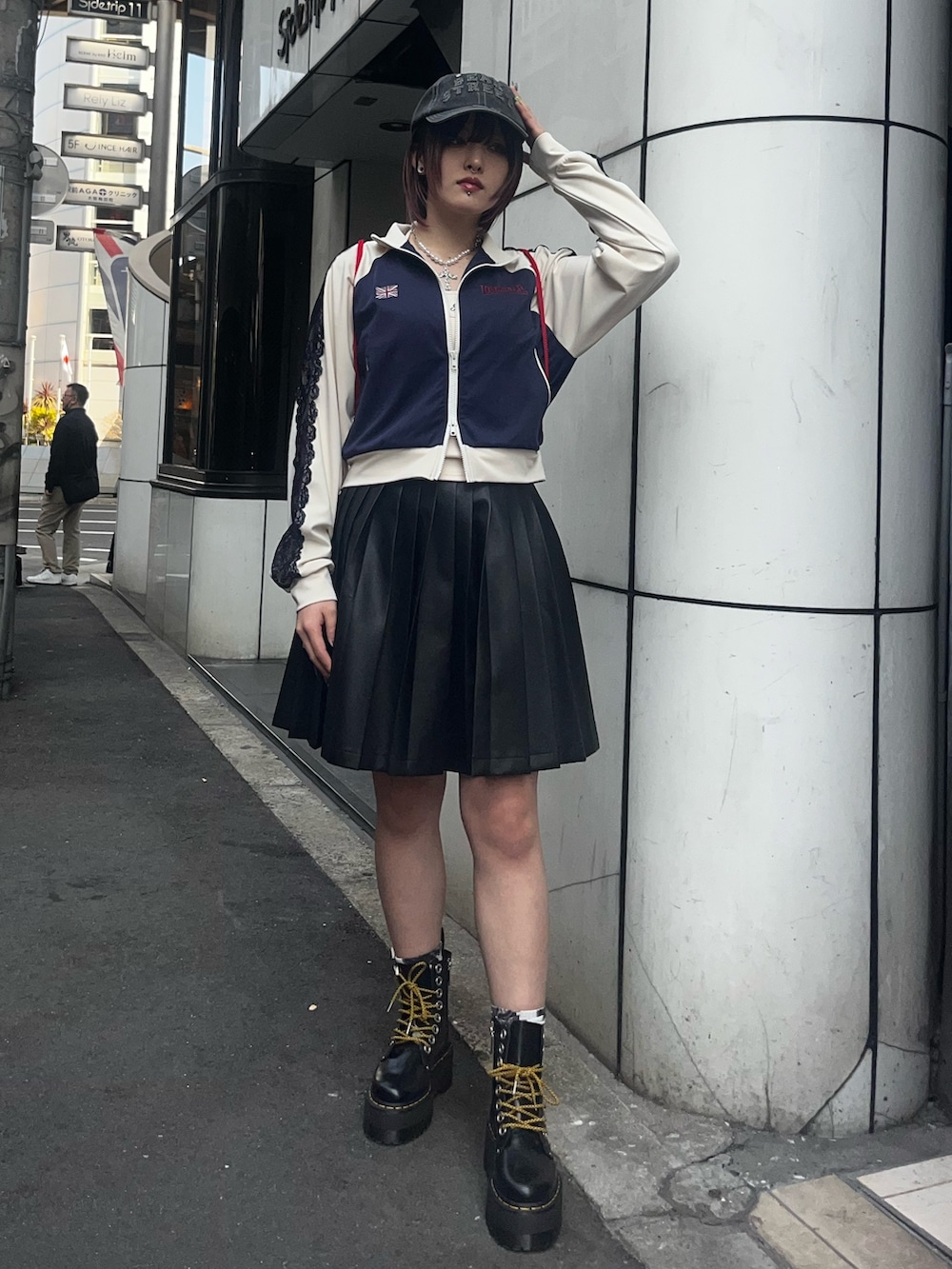 ブラック系のスカート、ブルー系のジャージ、ホワイト系のキャミソールを着用したレディースの春コーディネートの5枚目の写真