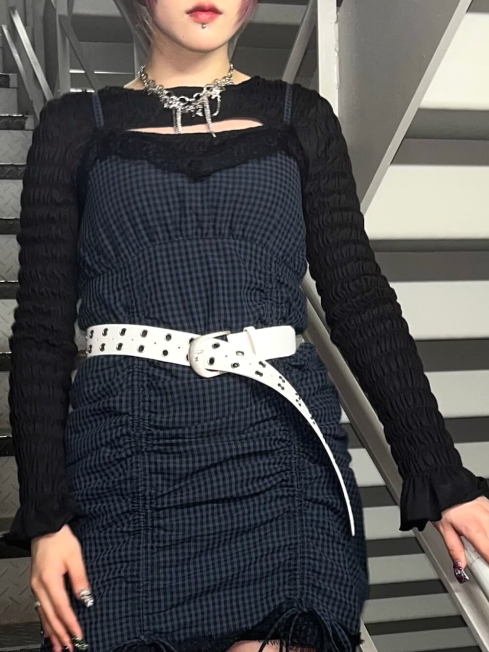 ブラック系のTシャツ/カットソー、ブルー系のワンピース、ブラック系のブーツを着用したレディースの春コーディネートの7枚目の写真