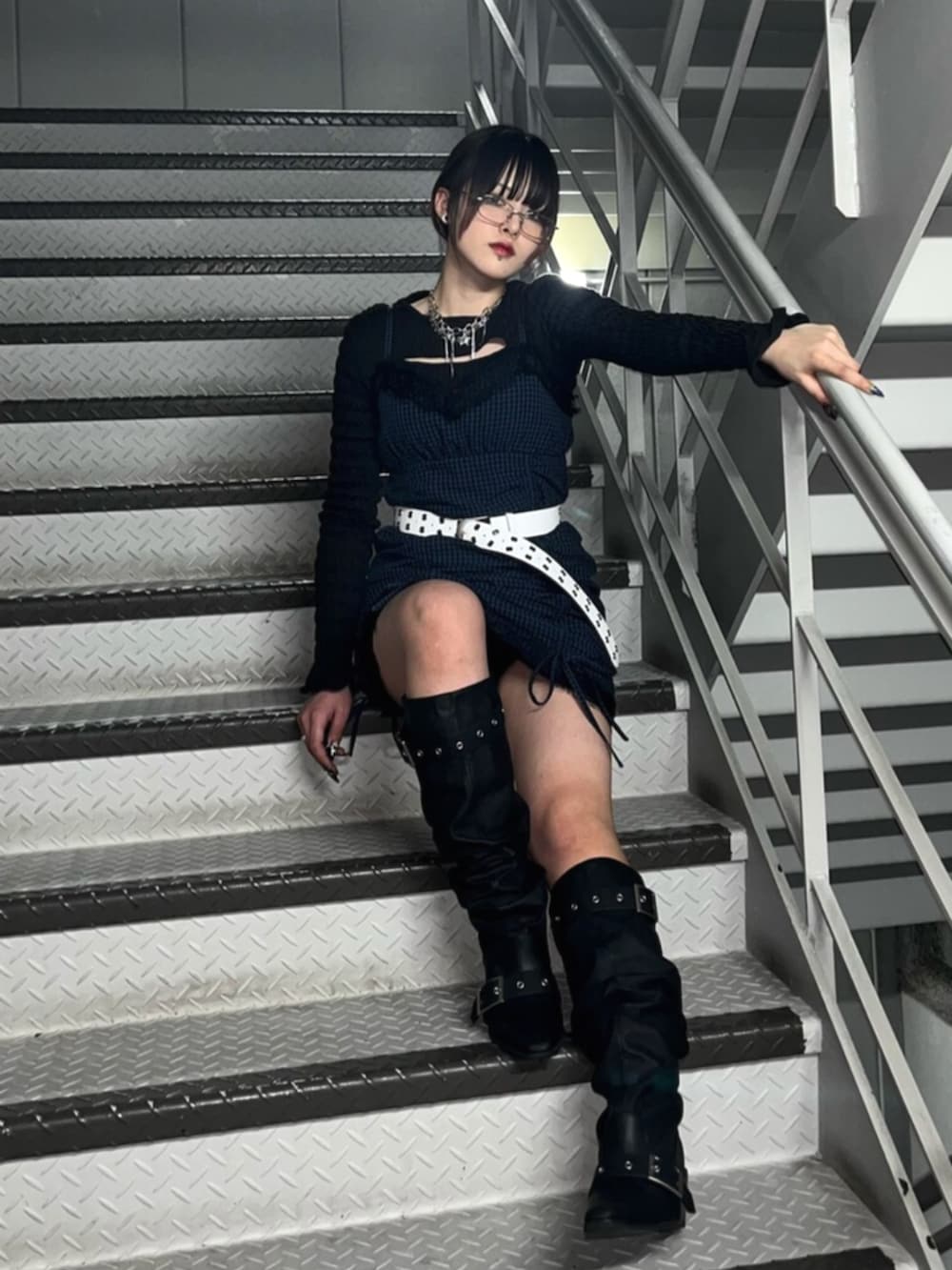 ブラック系のTシャツ/カットソー、ブルー系のワンピース、ブラック系のブーツを着用したレディースの春コーディネートの5枚目の写真