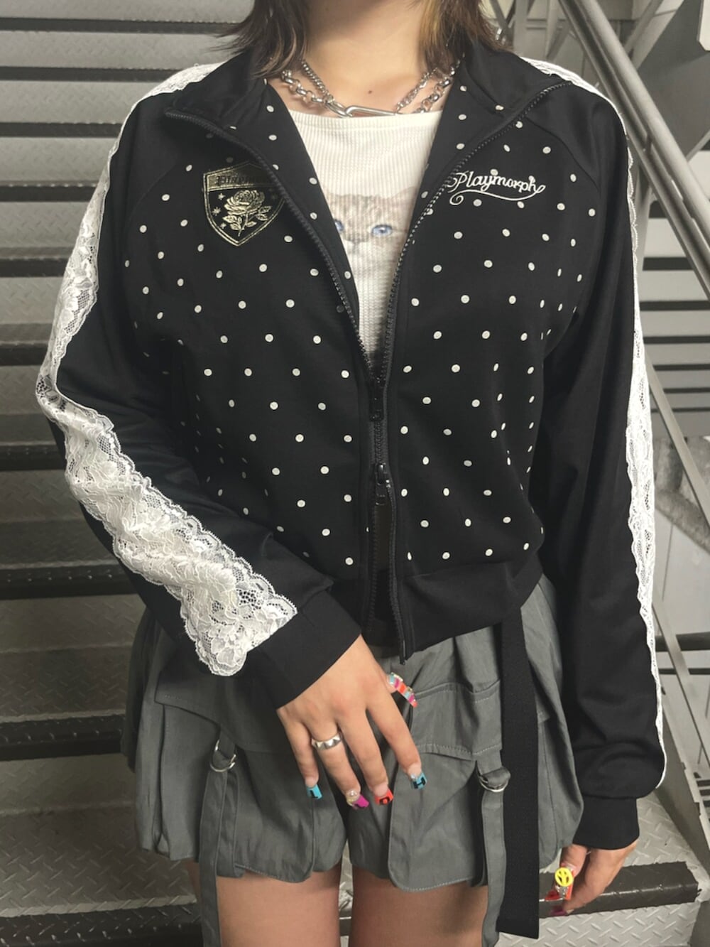 ブラック系のTシャツ/カットソー、グレー系のその他パンツ、ホワイト系のTシャツ/カットソーを着用したレディースの夏コーディネートの6枚目の写真