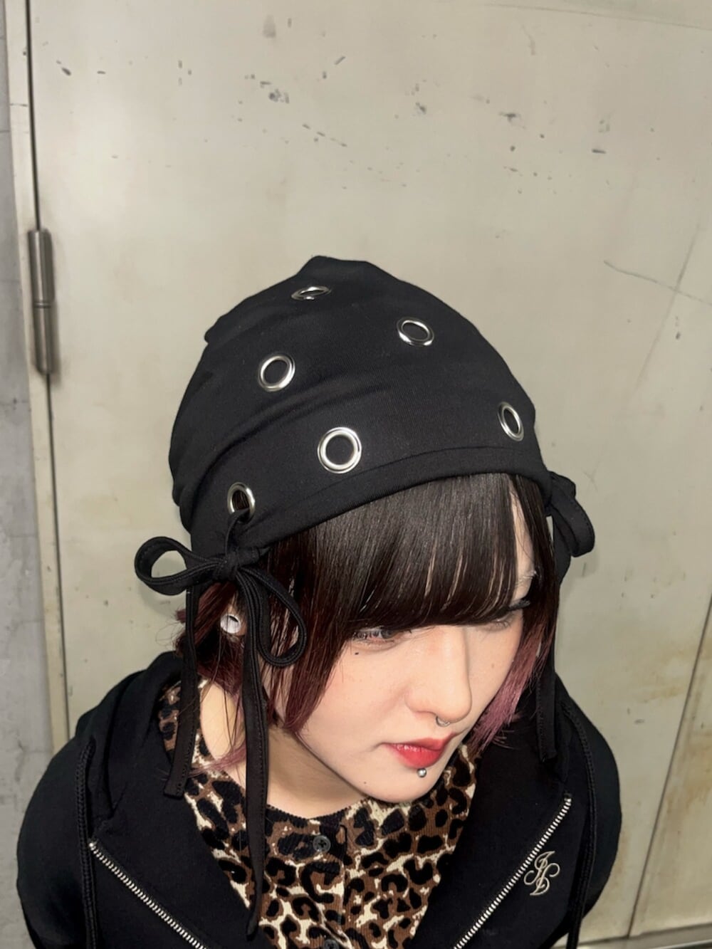 ブラック系のパーカー、ブラウン系のカーディガン/ボレロ、ブラック系のデニムパンツを着用したレディースの春コーディネートの9枚目の写真