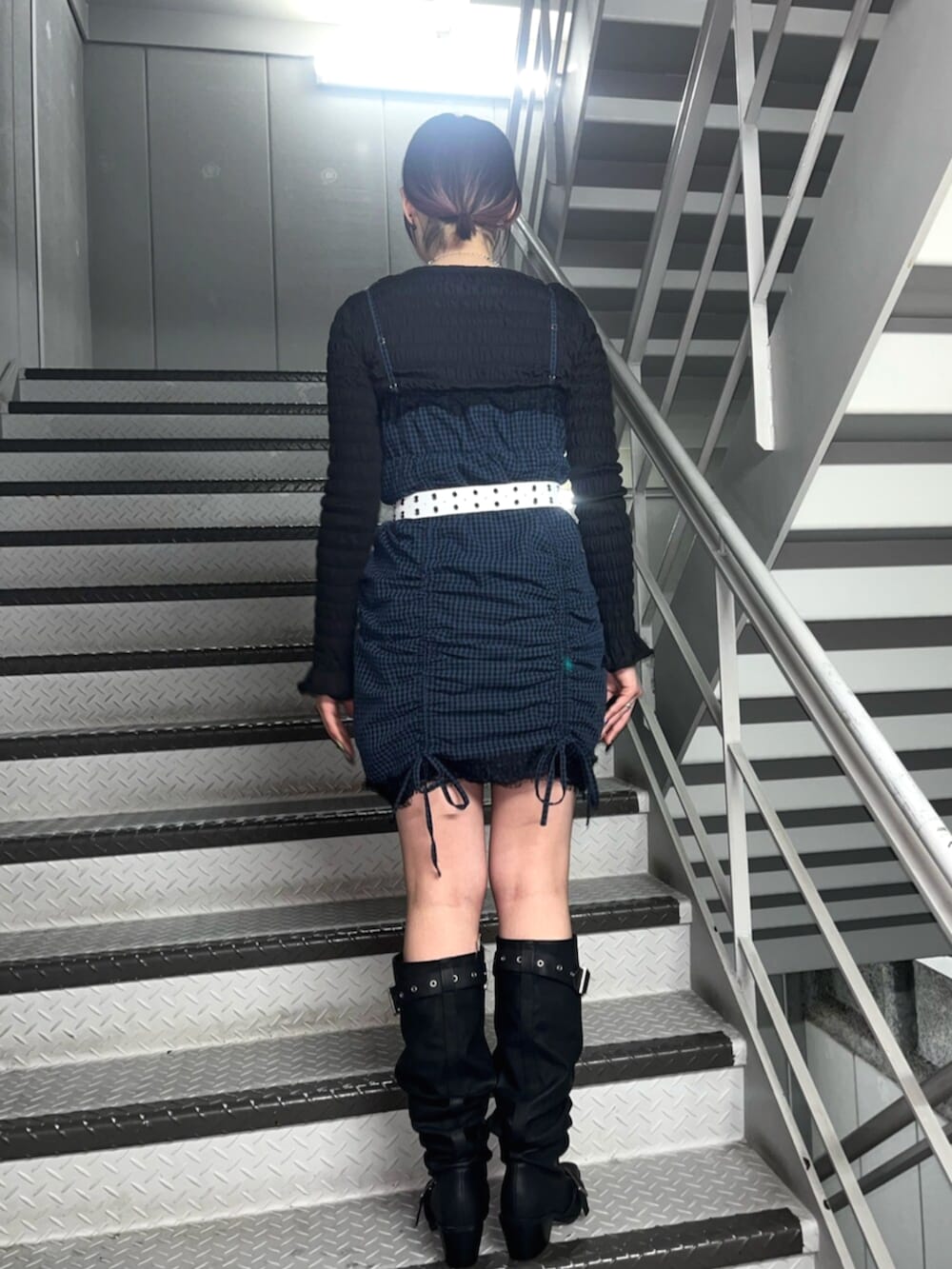 ブラック系のTシャツ/カットソー、ブルー系のワンピース、ブラック系のブーツを着用したレディースの春コーディネートの3枚目の写真