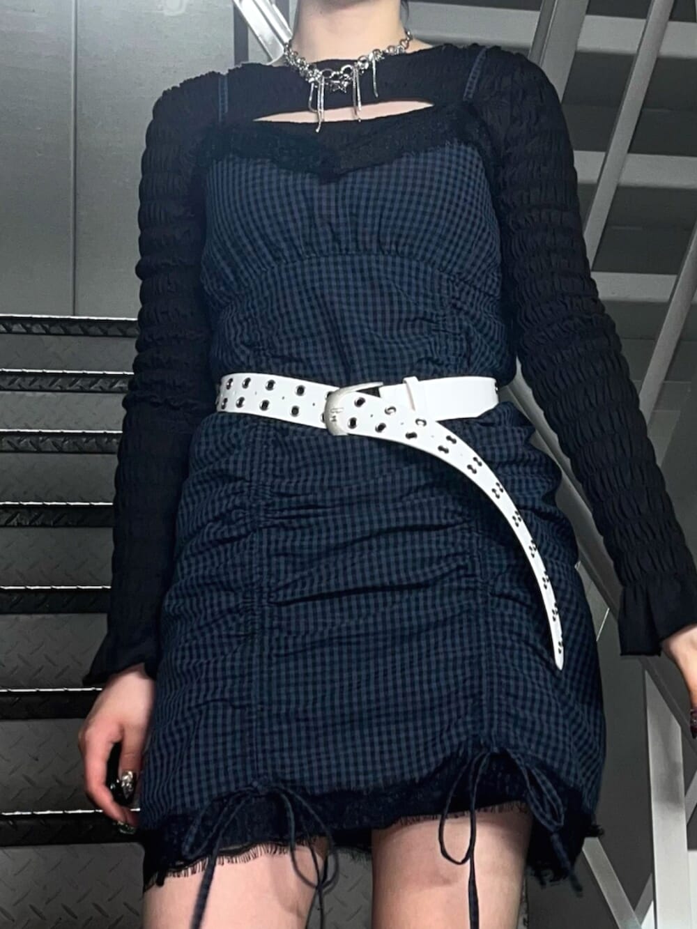 ブラック系のTシャツ/カットソー、ブルー系のワンピース、ブラック系のブーツを着用したレディースの春コーディネートの6枚目の写真