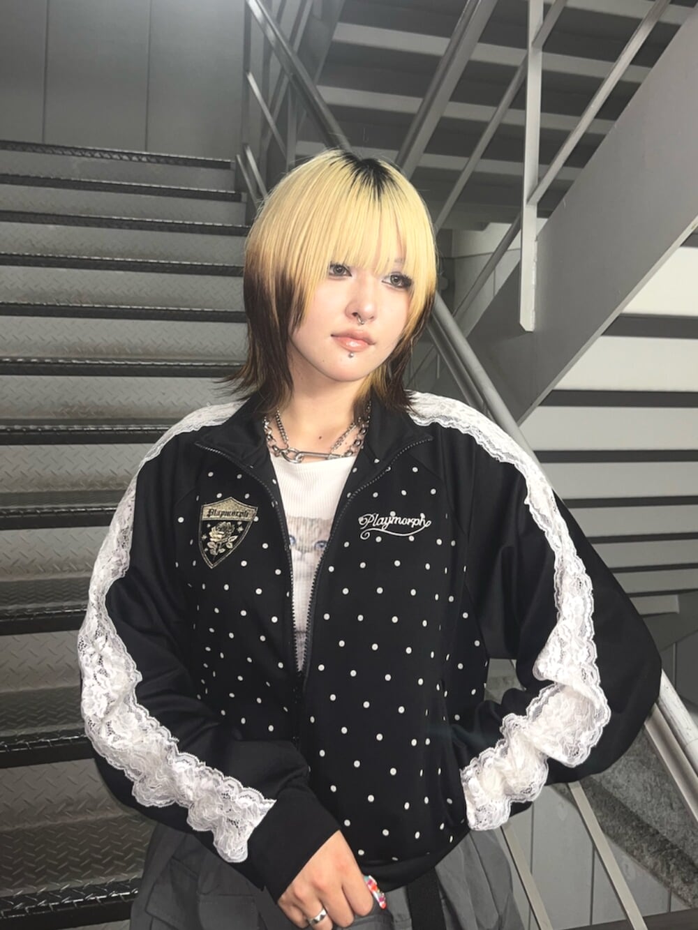 ブラック系のTシャツ/カットソー、グレー系のその他パンツ、ホワイト系のTシャツ/カットソーを着用したレディースの夏コーディネートの5枚目の写真