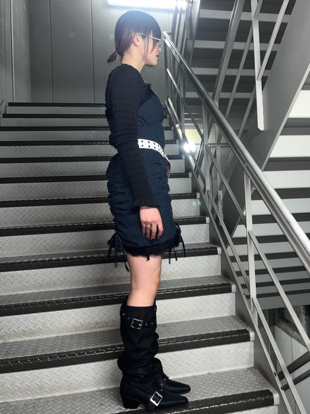 ブラック系のTシャツ/カットソー、ブルー系のワンピース、ブラック系のブーツを着用したレディースの春コーディネートの4枚目の写真