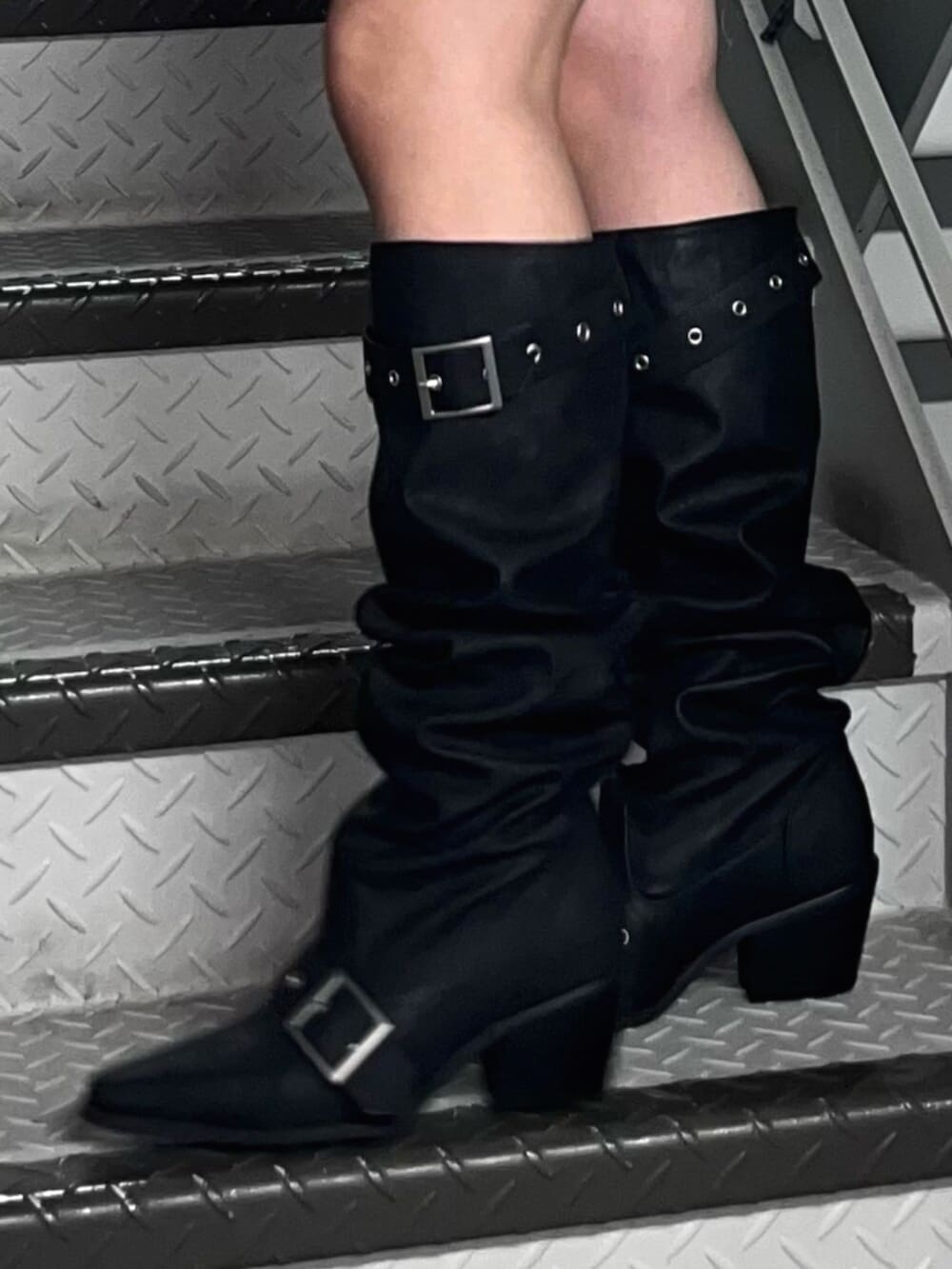 ブラック系のTシャツ/カットソー、ブルー系のワンピース、ブラック系のブーツを着用したレディースの春コーディネートの8枚目の写真