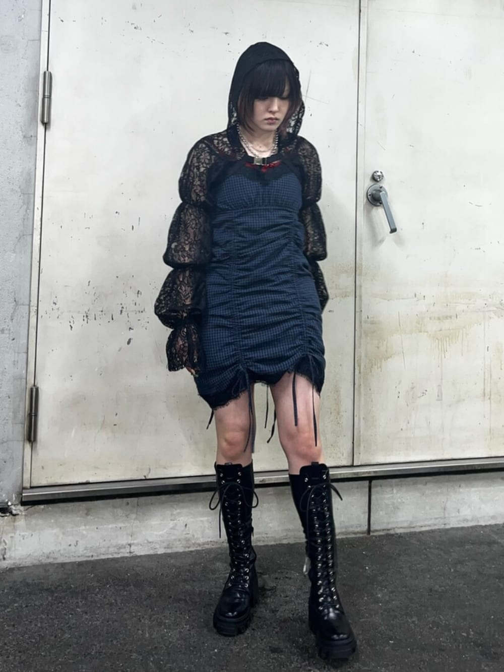 レッド系のキャミソール、ブルー系のワンピース、ブラック系のカーディガン/ボレロを着用したレディースの春コーディネートの5枚目の写真